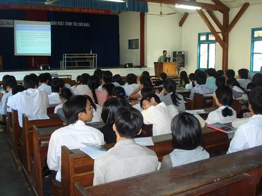 Học sinh không bắt buộc phải đóng góp trên danh nghĩa tự nguyện